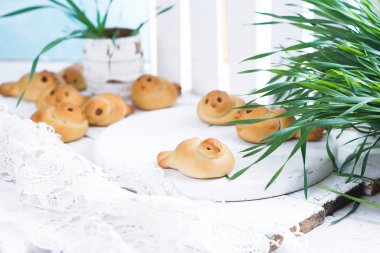 Tarlakuşu şeklinde kuru üzümlü buğday çörekleri.