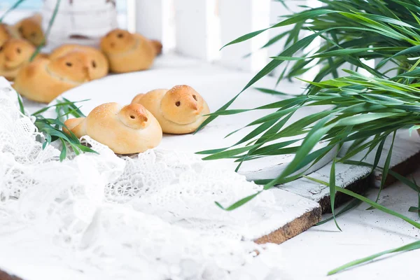 Пшеничные булочки с изюмом в виде жаворонков — стоковое фото