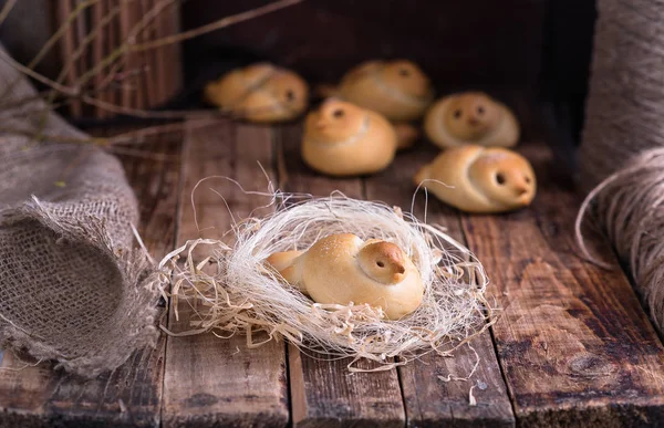 Weizenbrötchen mit Rosinen in Form von Lerchen — Stockfoto