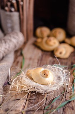 Tarlakuşu şeklinde kuru üzümlü buğday çörekleri.