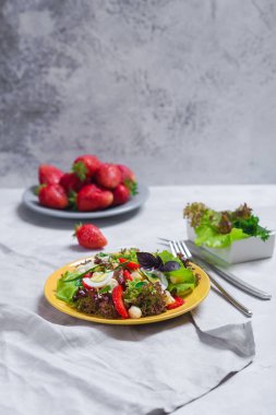 Gevrek salata, taze çilek, peynir ve fesleğen ve yumurta ile sulu meze.