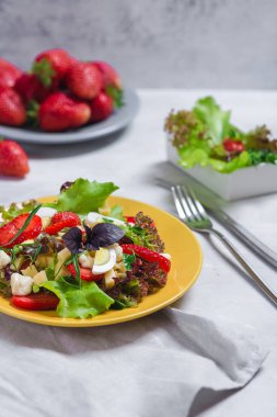 Gevrek salata, taze çilek, peynir ve fesleğen ve yumurta ile sulu meze.