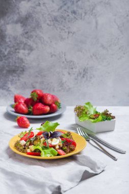 Gevrek salata, taze çilek, peynir ve fesleğen ve yumurta ile sulu meze.