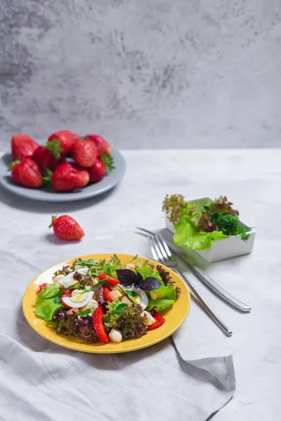 Gevrek salata, taze çilek, peynir ve fesleğen ve yumurta ile sulu meze.