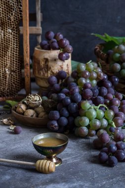 Leylak ve üzüm ve taze bal yeşil salkın