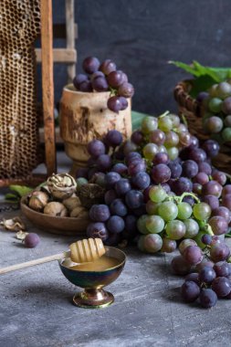 Leylak ve üzüm ve taze bal yeşil salkın