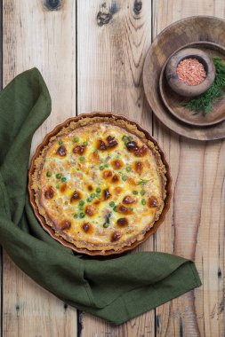 Sebze ve peynir dolgulu yuvarlak ruddy açık pasta