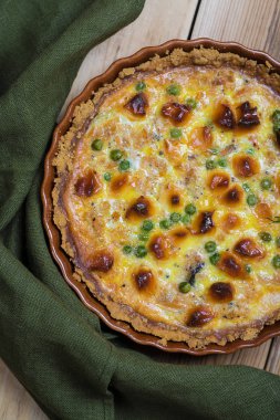 Sebze ve peynir dolgulu yuvarlak ruddy açık pasta