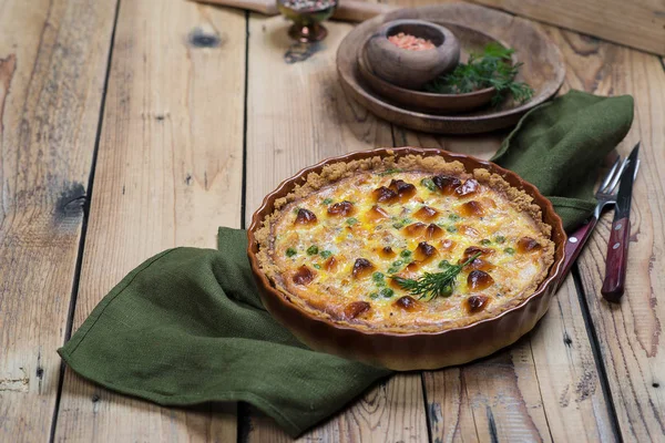 Sebze ve peynir dolgulu yuvarlak ruddy açık pasta