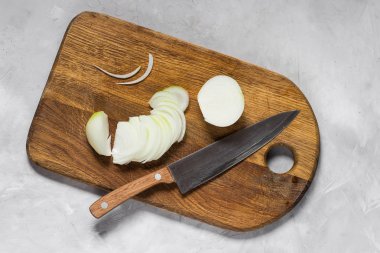 beyaz soğan ahşap bir tahta üzerinde bir bıçak ile kesilmiş