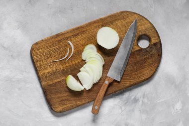 beyaz soğan ahşap bir tahta üzerinde bir bıçak ile kesilmiş