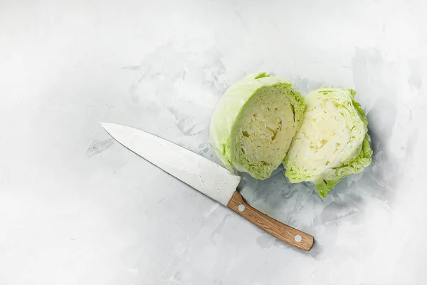 Head of fresh young white cabbage. cutting and cooking — Stock Photo, Image