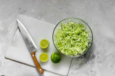 salata ve taze limon dilimleri için taze doğranmış lahana
