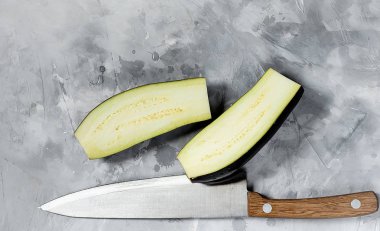 patlıcan farklı parçalarhalinde bir bıçak ile ada dilimlenmiş.