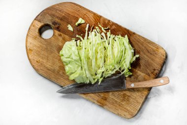 taze genç beyaz lahana başkanı. kesme ve pişirme