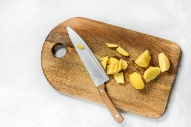 patates keskin bir düğüm ile farklı parçalar halinde kesilmiş.