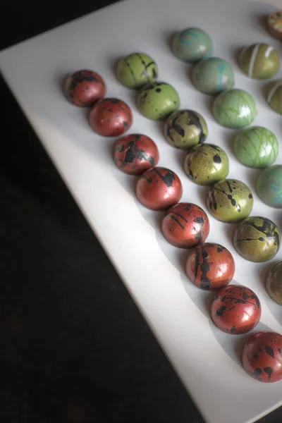 Moderní Krabí sladkosti z barevného eetového čokolády — Stock fotografie