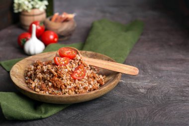 Tahta bir tabak tabaktabak domates ile Karabuğday lapası