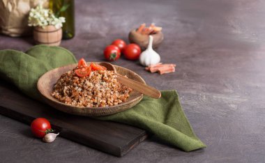 Tahta bir tabak tabaktabak domates ile Karabuğday lapası