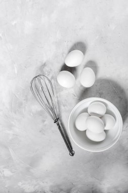 Gri beton arka planda tavuk beyaz yumurta. Yukarıdan görüntüle