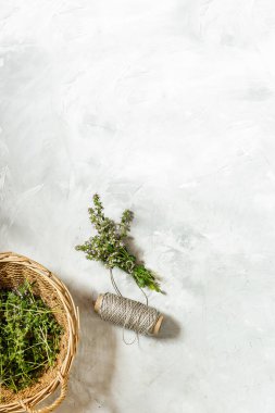 kokulu çiçekler toplanan taze kekik. gri bir arka plan üzerinde. hasır sepette. metin için alan