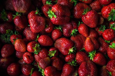 Büyük taze çilek yakın çekim ayarlayın. Res çilek