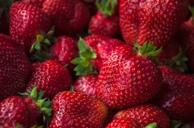 Büyük taze çilek yakın çekim ayarlayın. Res çilek