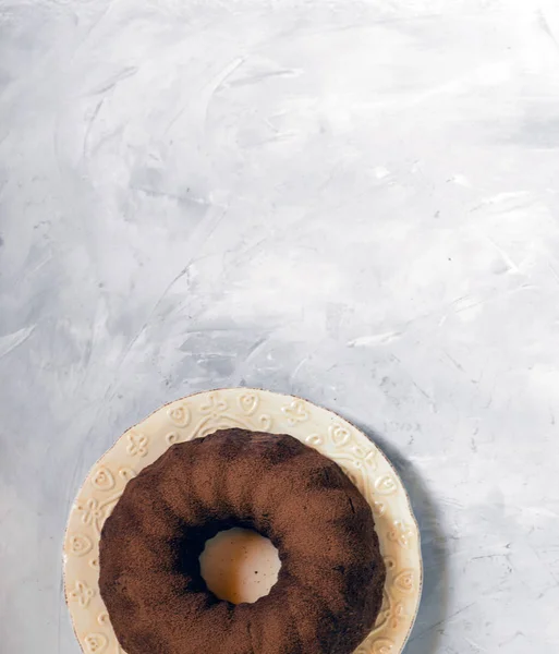 Свежеиспеченный кекс на сером бетонном фоне. Шоколадный торт — стоковое фото