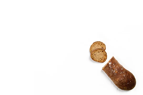 Gesneden in plakjes van een brood gemaakt van roggemeel ligt — Stockfoto