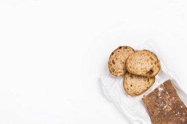 çavdar unu yalan yapılmış koyu ekmek bir somun dilimler halinde kesilmiş