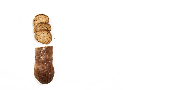 Разрезанный на ломтики буханки черного хлеба из ржаной муки — стоковое фото
