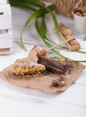 Kek parçaları. Çikolatalı kek ve meyveli kek. Fındıklı kek. Beyaz arka planda.