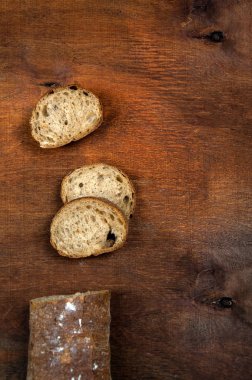 Kabuklu buğday ekmeği. Sıcak ahşap parlak arka planda.