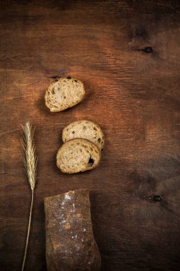 Kabuklu buğday ekmeği. Sıcak ahşap parlak arka planda.