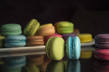 Koyu renkli bir arka plan üzerinde çok renkli badem kek