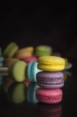 Koyu renkli bir arka plan üzerinde çok renkli badem kek