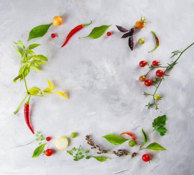 Sebze ve sebze. Domates, biber, fesleğen, baharat, gri arka planda böğürtlen