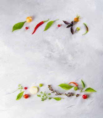 Sebze ve sebze. Domates, biber, fesleğen, baharat, gri arka planda böğürtlen