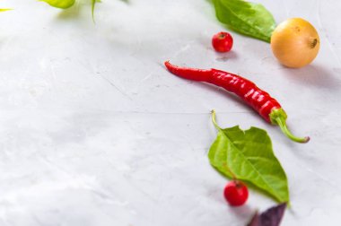 Sebze ve sebze. Domates, biber, fesleğen, baharat, gri arka planda böğürtlen