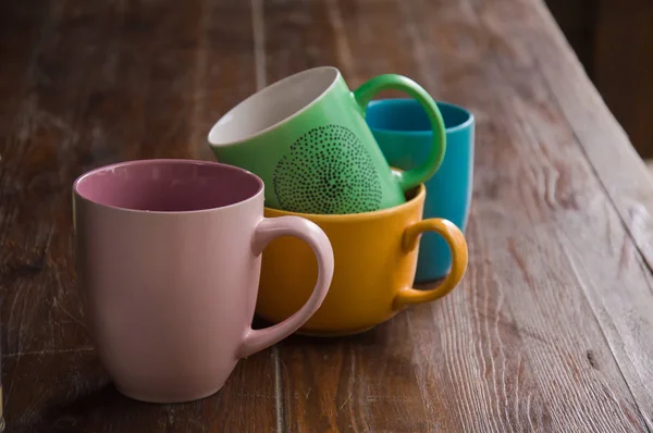 Solid Colored Cups Dark Wooden Table — Stock Photo, Image