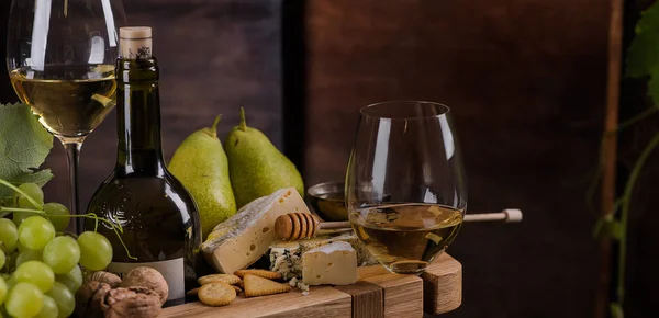 Prato Queijo Com Copo Vinho Branco Queijo Mel Peras Uvas — Fotografia de Stock