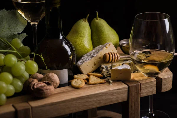 Prato Queijo Com Copo Vinho Branco Queijo Mel Peras Uvas — Fotografia de Stock