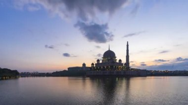 Putra Camii 'nde, Putrajaya, Malezya' daki suda yansıyan bir gölün yanında güzel ve dramatik bir gündoğumu hızlandırılmış zaman..
