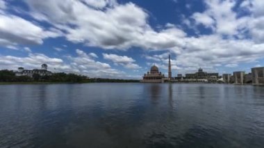 Putra Camii, Putrajaya 'da dans eden bulutlu güzel mavi gökyüzünün görüntüsü. 4K çözünürlüğü.