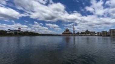 Putra Camii, Putrajaya 'da dans eden bulutlu güzel mavi gökyüzünün görüntüsü. 4K çözünürlüğü.