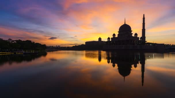 Hermoso Dramático Amanecer Time Lapse Mezquita Putra Junto Lago Con — Vídeo de stock