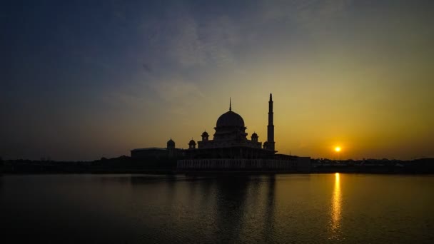 美しいと劇的な日の出プトラモスクでの時間の経過プトラジャヤ マレーシアの水の反射と湖 — ストック動画