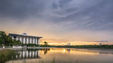 Demirden camide mavi saat süresince 4K dramatik gün doğumu zaman aşımı ya da Malezya 'nın Putrajaya kentindeki göl kenarında Tuanku Mizan Zainal Abidin olarak da bilinir..