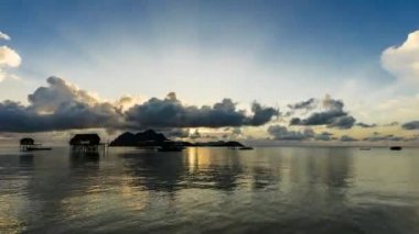 4K Timelapse manzara manzarası Borneo denizi, çingene suyu bilinmeyen köy Mabul Maiga Adası, Malezya 'da gün doğumunda. 