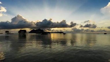 4K Timelapse manzara manzarası Borneo denizi, çingene suyu bilinmeyen köy Mabul Maiga Adası, Malezya 'da gün doğumunda. 